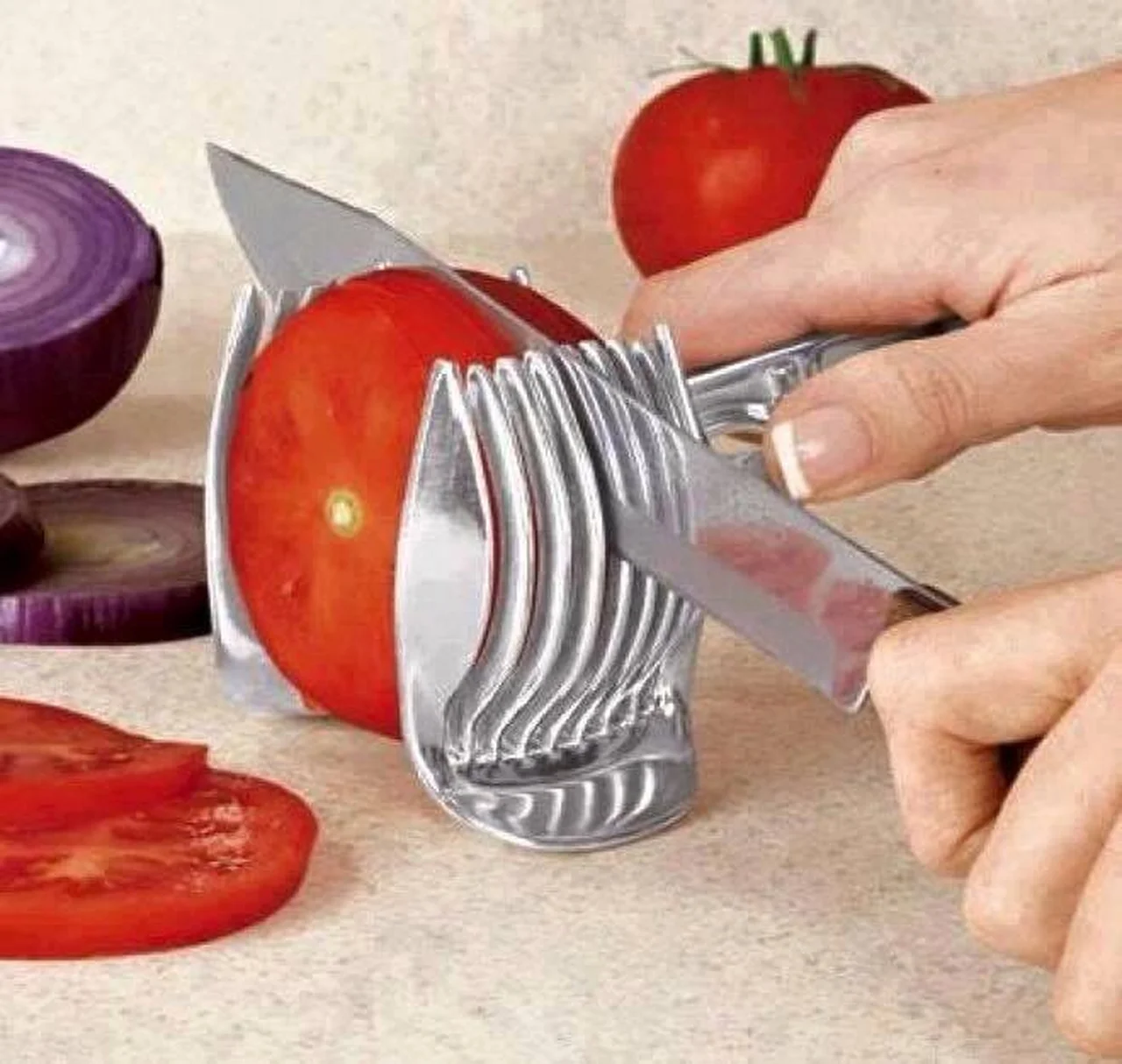 Praktyczny gadżet do krojenia pomidora