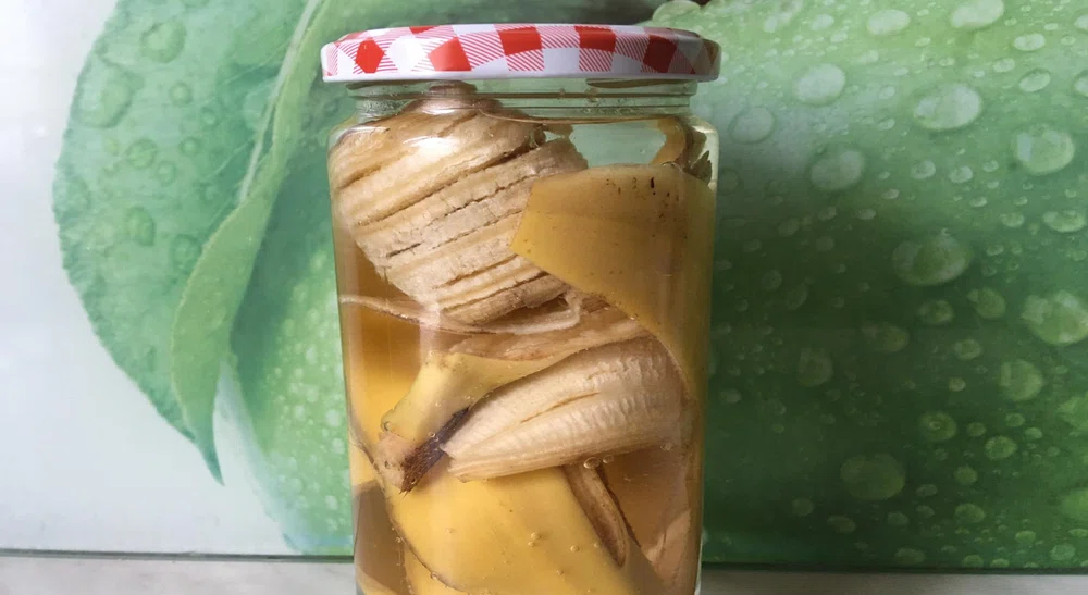 Włóż skórki od banana do słoika – efekt jest niesamowity!