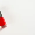 Odświeżanie lakieru hybrydowego krok po kroku - o czym trzeba pamiętać?