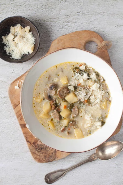 Zupa z pieczarkami, jarmużem i kiełbasą