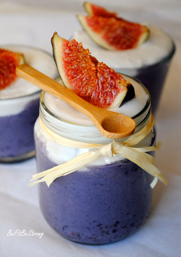 Fioletowy pudding chia z różano-kokosową bitą śmietaną i figami