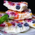 Mrożony jogurt z owocami lata