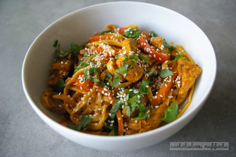Makaron chow mein z kurczakiem i warzywami