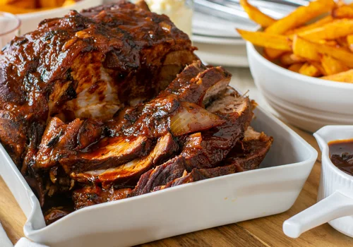 To danie to HIT dla miłośników mięsa! Pieczona karkówka marynowana z sosem barbecue