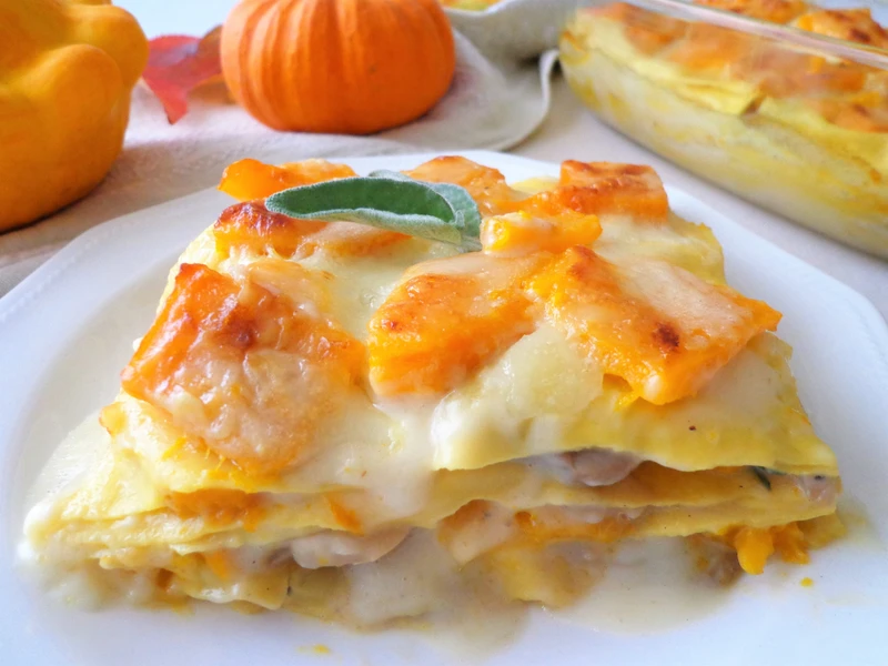 Lasagne z dynią, pieczarkami i beszamelem
