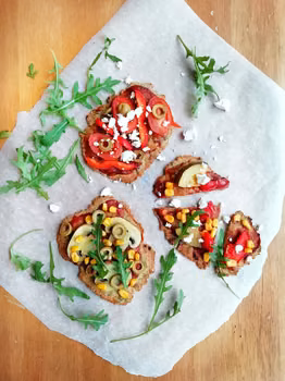 MINI PIZZE NA PEŁNOZIARNISTYM SPODZIE BEZ DROŻDŻY