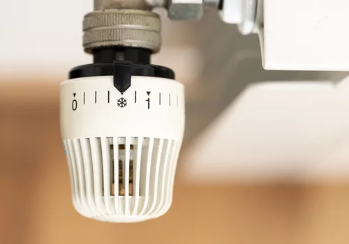 Przykręcam kaloryfery, gdy wychodzę z domu. Efekt? Spadły nie tylko rachunki, ale i temperatury w kłótniach!