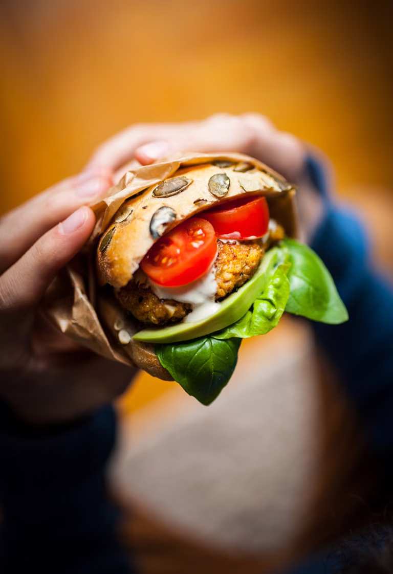 Burgery z indyka z kaszą jaglaną i ziołami - pyszne i zdrowe