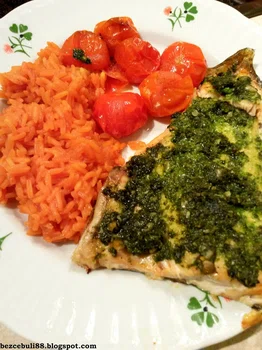 Pieczony pstrąg łososiowy z pesto z jarmużu