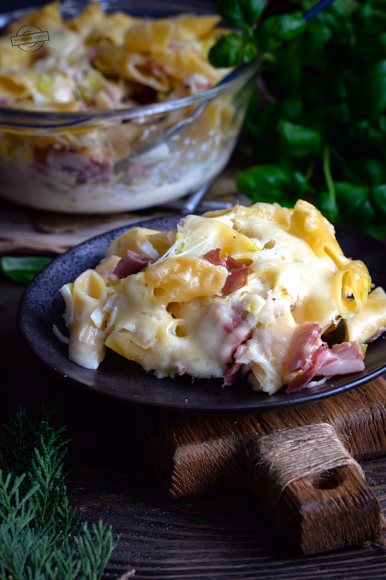 Zapiekanka makaronowa z szynką i porami