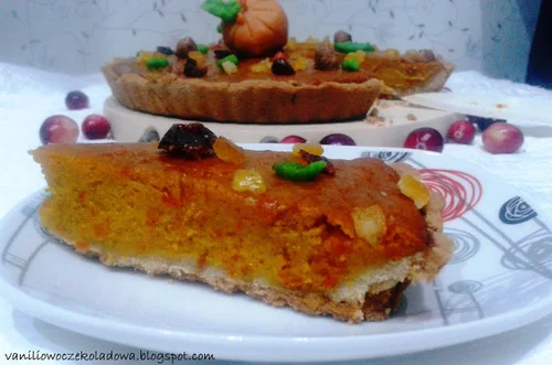 Amerykańskie ciasto dyniowe (American Pumpkin Pie) z pomarańczą i marcepanem.