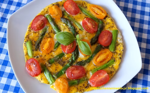 Omlet ze szparagami i pomidorami - 195 kcal