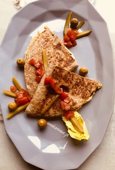 Omlet ze szpinakiem i serem w tortilli