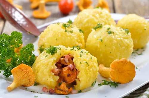 Pyzy ziemniaczane nadziewane kurkami i boczkiem! Smakują jak najlepszy obiad u babci!