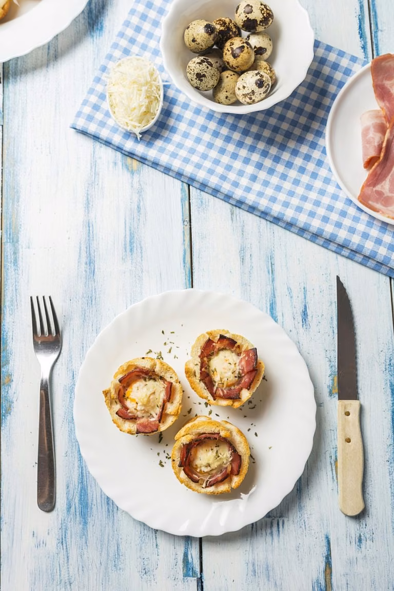 MUFFINY Z JAJKIEM, BOCZKIEM I SEREM ASIAGO