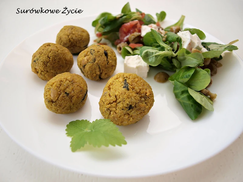 Wegetariańskie kulki z białej fasoli i płatków quinoa (komosy ryżowej)