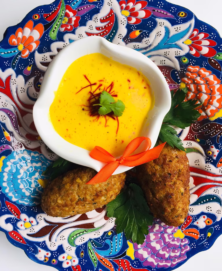 Kibbeh z sosem szafranowym