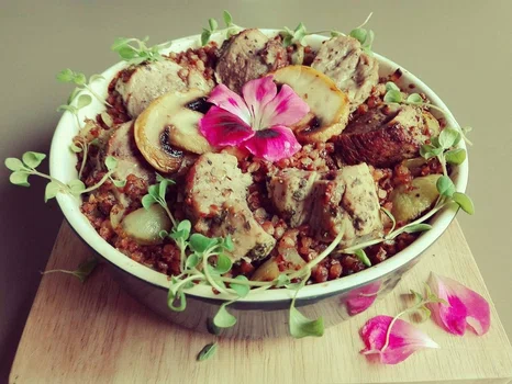 Polędwiczka zapiekana w kaszy gryczanej