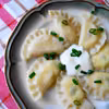 Pierogi z twarogiem i szczypiorkiem.