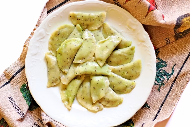 Wegańskie pierogi z jarmużem.