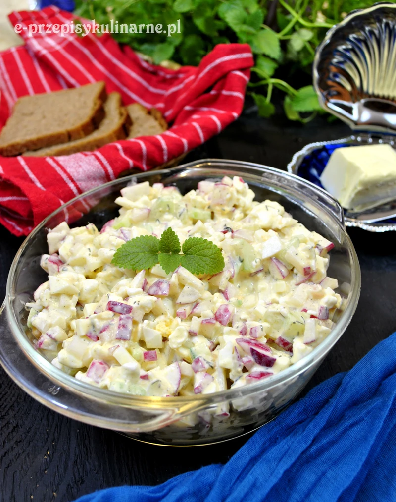 SAŁATKA Z RZODKIEWKAMI, JAJKIEM I SERKIEM WIEJSKIM (173 KCAL)