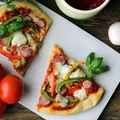 Nocna pizza domowa na cienkim spodzie