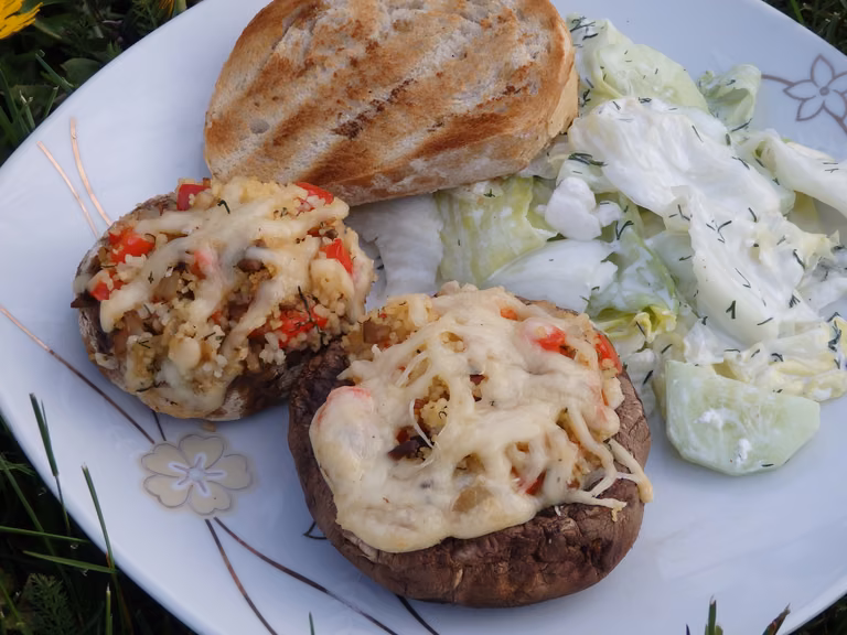 Pieczarki faszerowane kuskusem, warzywami i mozzarellą