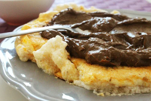 Nutella z awokado fit na puszystym omlecie