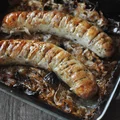 Biała kiełbasa pieczona w kiszonej kapuście
