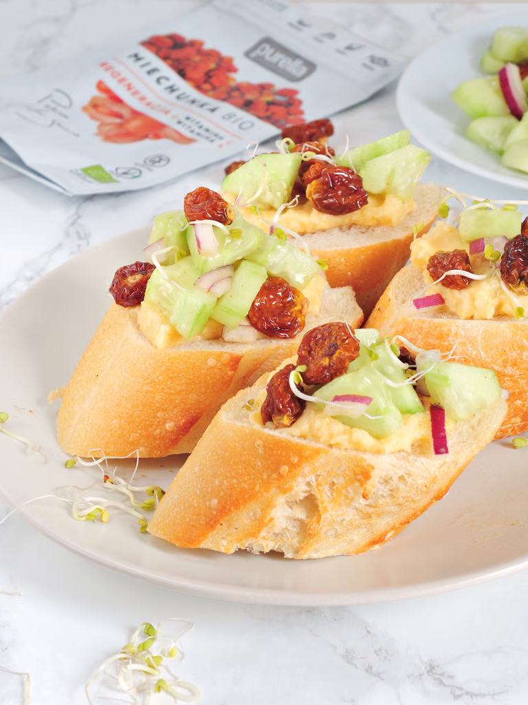 Bruschetta z hummusem i miechunką