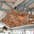 lampa z wyrzuconych przez morze patyków