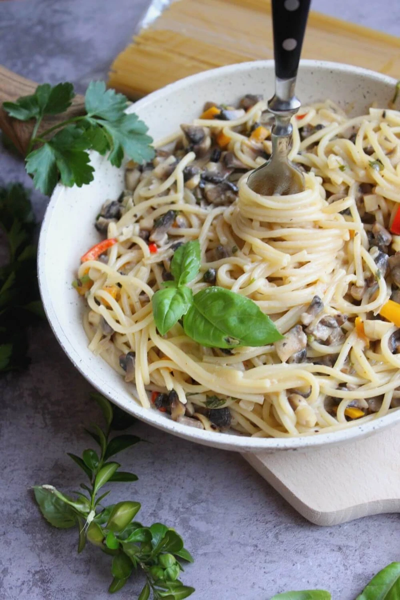 Spaghetti w śmietanowym sosie z papryką i pieczarkami