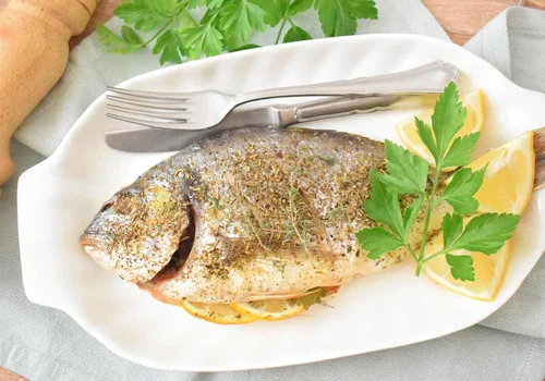 Pieczona dorada z masłem czosnkowym