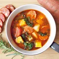Portugalska zupa z batatów i chorizo