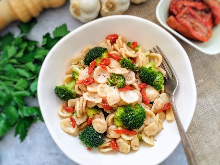 Makaron orecchiette z brokułami, suszonymi pomidorami i tuńczykiem