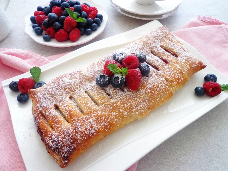 Strudel z owocami leśnymi