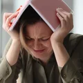 Tak reaguje ciało kobiety na brak magnezu! Może dojść nawet do stanów lękowych