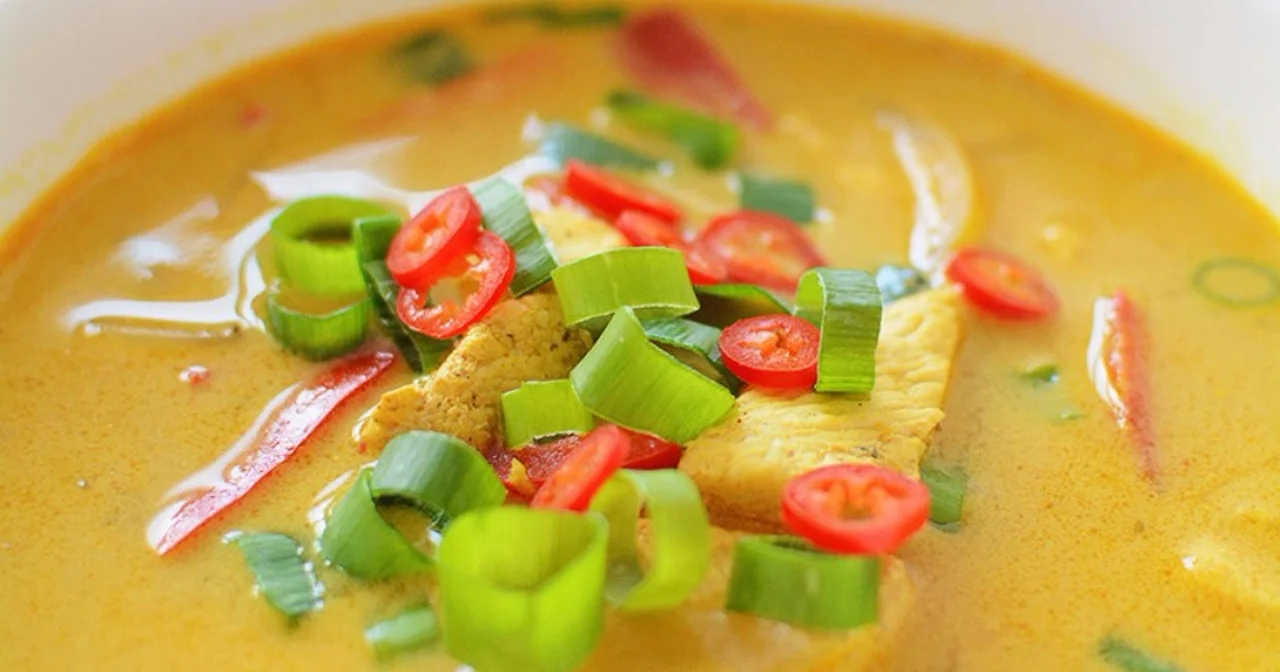 Pikantna tajska zupa z kurczakiem i papryką