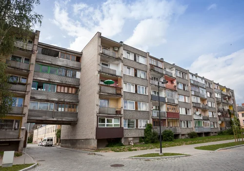 Lokatorzy pod ścisłą kontrolą!? Rząd szykuje rewolucję w mieszkaniach komunalnych!