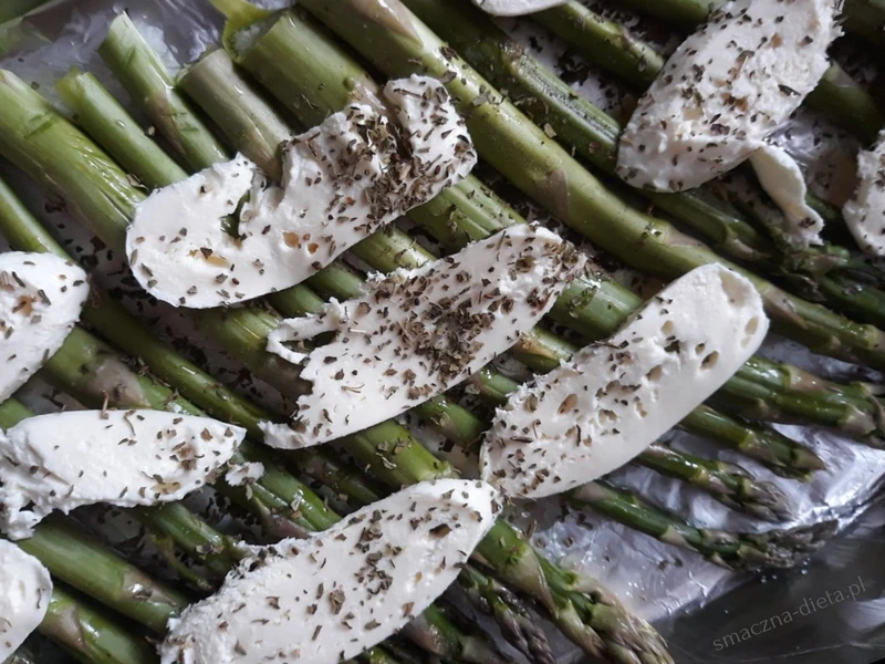 Szparagi zapiekane pod mozzarellą