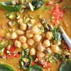 SZYBKIE CURRY Z  CIECIORKĄ, AJVAREM I PISTACJAMI.