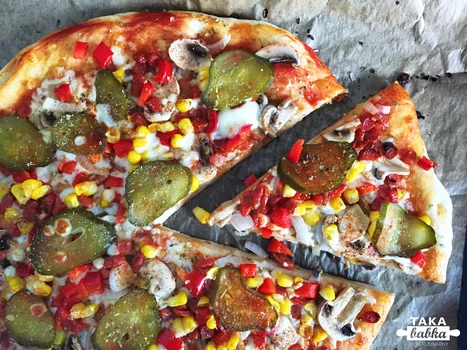 Domowa pizza z ogórkiem kiszonym