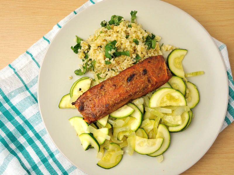 Grillowany Łosoś z Kaszą Bulgur i Cukinią