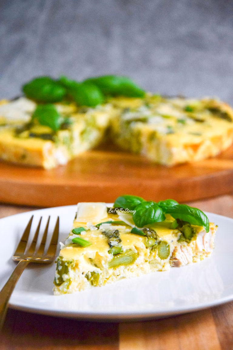 Frittata z kurczakiem i szparagami FIT