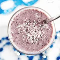 Zielone smoothie na kaca lub pożywne śniadanie