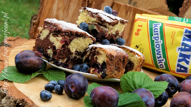 dwukolorowe ciasto z owocami