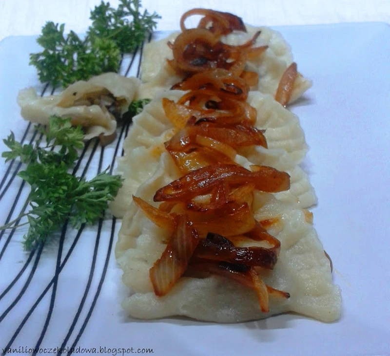 Wigilijne pierogi z kapustą i grzybami ( jarskie)