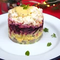 Warstwowa sałatka śledziowa z mozzarellą