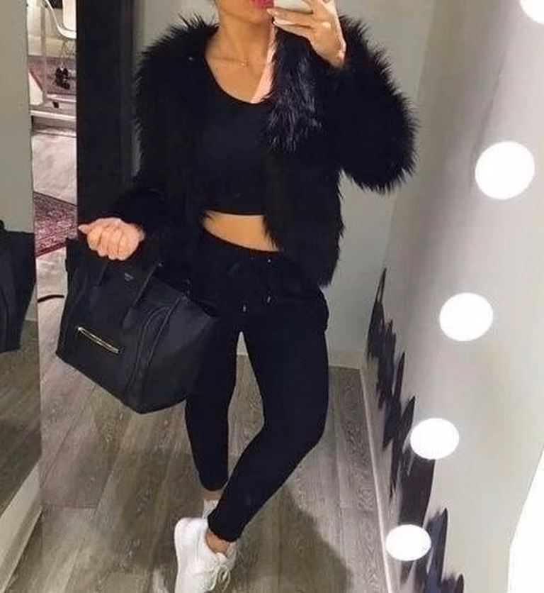 Krótki top, futerko- sportowa elegancja
