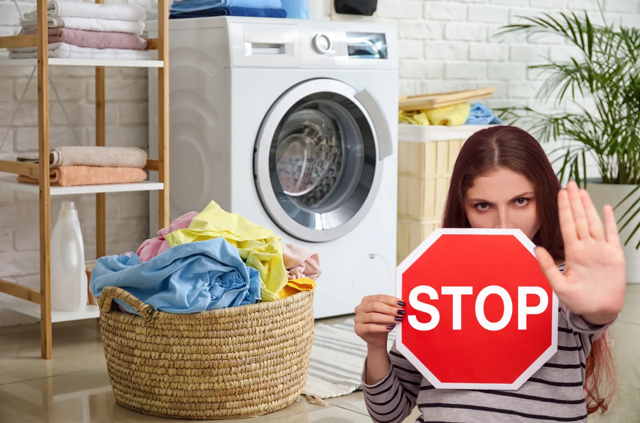Nie rób tego po praniu! Ten nawyk może zaszkodzić Twojej pralce!